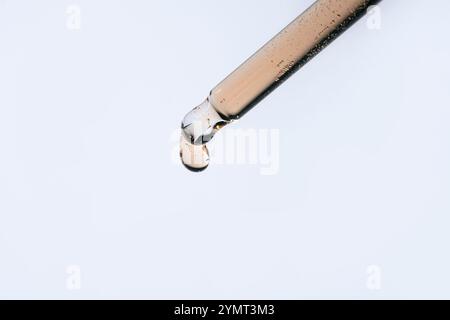 Goccia di siero. Prodotti cosmetici. Flacone cosmetico. Goccia di siero per la cura della pelle. Acido ialuronico per la cura della pelle. Concetto di bellezza. Campione di consistenza dell'olio di siero Foto Stock