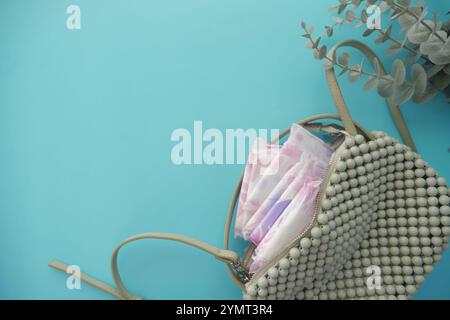 primo piano di un cuscinetto sanitario in una borsa da donna Foto Stock