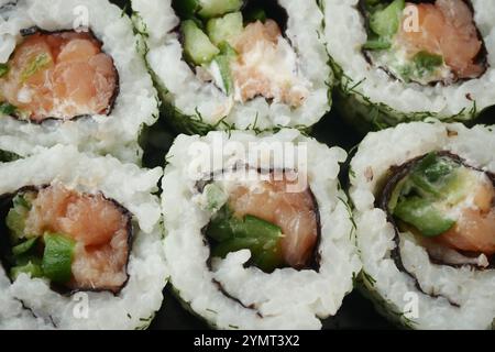 Concediti un delizioso piatto di sushi assortito con salmone fresco e deliziosi involtini Veggie Foto Stock