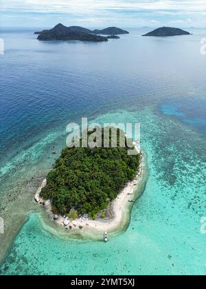 Isole Indonesia Anambas - Vista droni dell'Isola di Dinkor Foto Stock