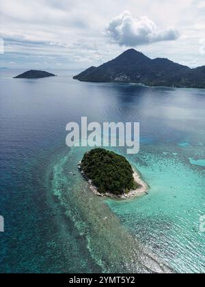 Isole Indonesia Anambas - Vista da droni a Telaga e all'Isola Dinkor con Vulcano Foto Stock