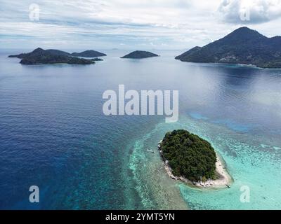 Isole Indonesia Anambas - Vista del drone Telaga e dell'Isola Dinkor con vulcano Foto Stock