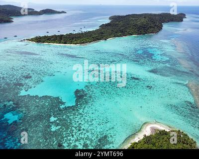 Isole Indonesia Anambas - Vista del drone di Dinkor e Buton Island Foto Stock