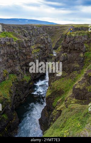 Uomo al Kolugljúfur Canyon. Víðidalstunga, Islanda Foto Stock