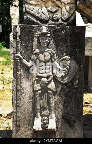 Bassorilievi raffiguranti la vita tradizionale sulle tombe reali nel villaggio tradizionale di Umabara a Umalulu, Sumba orientale, Nusa Tenggara orientale, Indonesia. Foto Stock