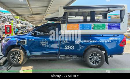 Pattaya Thailandia 17 novembre 2024, il pick-up Songthaew si riempie in una stazione di ricarica elettrica. Il veicolo presenta il trasporto locale mentre vi Foto Stock