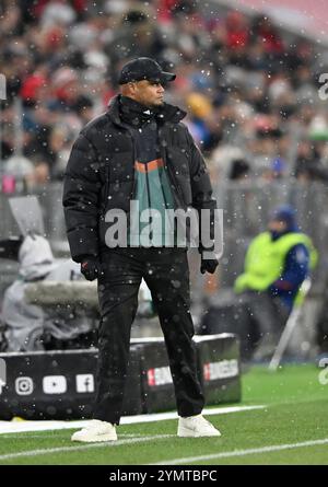 Allenatore Vincent Kompany FC Bayern Muenchen FCB am Spielfeldrand Schneegestoeber FC Bayern Muenchen FCB vs FC Augsburg FCA 22.11.2024 LE NORMATIVE DFL VIETANO QUALSIASI USO DI FOTOGRAFIE COME SEQUENZE DI IMMAGINI E/O QUASI-VIDEO Foto Stock