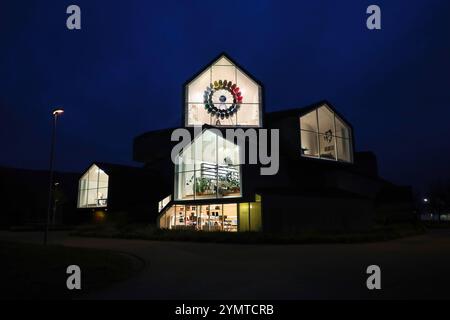 L'edificio VitraHaus, progettato da Herzog & de Meuron nel 2010, è visibile di notte. Si affaccia e completa il Vitra Design Museum, a Weil am Rhein. Ospita la galleria espositiva per la collezione ìHomeî del produttore di mobili di design Vitra. Il Vitra Design Museum, situato in Germania vicino al confine svizzero, nell'area metropolitana di Basilea, è un museo privato dedicato al design e all'arredamento, il cui primo edificio è stato inaugurato nel 1989. È di proprietà del produttore svizzero di mobili Vitra. Foto Stock