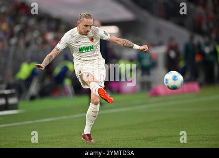 Monaco, Germania. 22 novembre 2024. Marius Wolf FC Augsburg FCA (11) Aktion am Ball FC Bayern Muenchen FCB vs FC Augsburg FCA 22.11.2024 LE NORMATIVE DFL VIETANO QUALSIASI USO DI FOTOGRAFIE COME SEQUENZE DI IMMAGINI E/O QUASI-VIDEO/dpa/Alamy Live News Foto Stock