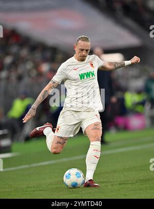 Monaco, Germania. 22 novembre 2024. Marius Wolf FC Augsburg FCA (11) Aktion am Ball FC Bayern Muenchen FCB vs FC Augsburg FCA 22.11.2024 LE NORMATIVE DFL VIETANO QUALSIASI USO DI FOTOGRAFIE COME SEQUENZE DI IMMAGINI E/O QUASI-VIDEO/dpa/Alamy Live News Foto Stock