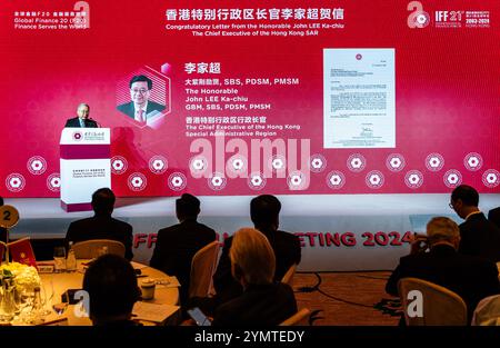 La lettera di congratulazioni di John Lee Ka-chiu, amministratore delegato della regione amministrativa speciale di Hong Kong, viene letta alla cerimonia di apertura della riunione annuale dell'IFF. Hong Kong, Cina. 23 novembre 2024. La riunione annuale del 21° International Finance Forum (IFF), che ha come tema “Global Transformation Forging a better Future for International Cooperation”, prende il via ad Hong Kong, il 23 novembre 2024. È la prima volta che l'IFF si tiene a Hong Kong. Crediti: Hou Yu/China News Service/Alamy Live News Foto Stock