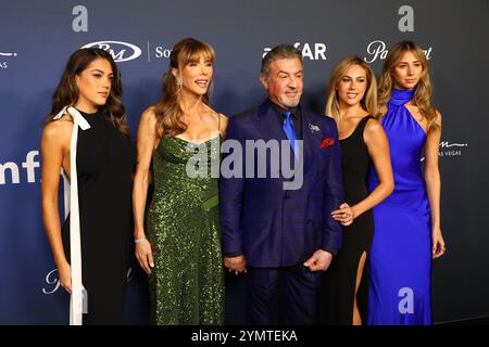 Las Vegas, Stati Uniti. 22 novembre 2024. (L-R) Sistine Stallone, Jennifer Flavin Stallone, Sylvester Stallone, Sophia Stallone e Scarlet Rose Stallone partecipano all'amfAR Las Vegas al Wynn Las Vegas, a Las Vegas, Nevada, venerdì 22 novembre 2024. Foto di James Atoa/UPI credito: UPI/Alamy Live News Foto Stock