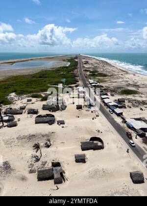 Dhanushkodi, Tamil Nadu, India - 4 ottobre 2024: Veduta aerea del paesaggio e della strada che va verso Arichal Munai Sunset Point dal Dhanushkodi Foto Stock