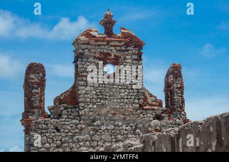 La Chiesa di Dhanushkodi, annidata nella città fantasma di Dhanushkodi, Tamil Nadu, si erge come una suggestiva reliquia del passato Foto Stock