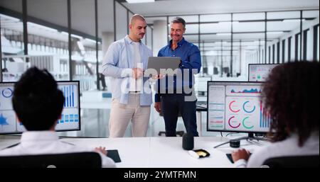 Analista dei dati aziendali che utilizza un notebook. Analisi dei KPI aziendali finanziari Foto Stock