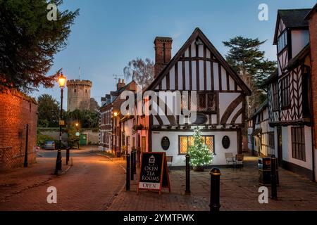 Sala da tè Thomas Oken. Edificio medievale bianco e nero incorniciato in legno Tudor al crepuscolo. Castle Street, Warwick, Warwickshire, Inghilterra Foto Stock