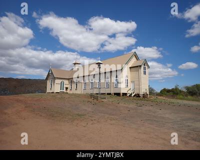 Questa chiesa, patrimonio dell'umanità, ha più di 150 anni in una piccola cittadina nel Queensland settentrionale, chiamata Ravenswood. Foto Stock