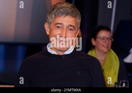 Ranga Yogeshwar bei der Aufzeichnung der NDR Talk Show in NDR Fernsehstudio Lokstedt. Amburgo, 22.11.2024 *** Ranga Yogeshwar alla registrazione del talk show NDR nello studio televisivo NDR Lokstedt Amburgo, 22 11 2024 foto:xH.xHartmannx/xFuturexImagex ndr tak2211 4110 Foto Stock