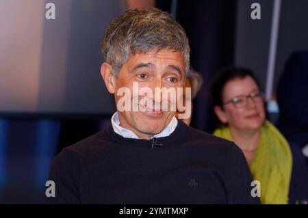 Ranga Yogeshwar bei der Aufzeichnung der NDR Talk Show in NDR Fernsehstudio Lokstedt. Amburgo, 22.11.2024 *** Ranga Yogeshwar alla registrazione del talk show NDR nello studio televisivo NDR Lokstedt Amburgo, 22 11 2024 foto:xH.xHartmannx/xFuturexImagex ndr tak2211 4111 Foto Stock