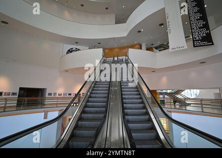 Scale mobili che conducono alle principali gallerie espositive all'8° e 9° piano del Bangkok Art and Culture Centre (BACC), Thailandia Foto Stock