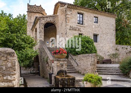 Mairie Rathaus im mittelalterlichen Dorf Saint-Guilhem-le-Désert, Frankreich, Europa | Mairie Municipio del borgo medievale Saint-Guilhem-le-Dése Foto Stock