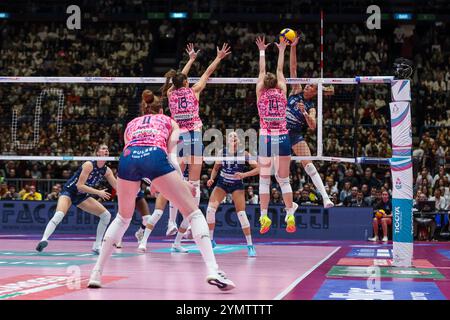 Assago, Italien. 22 novembre 2024. Nika Daalderop #19 della Numia vero Volley Milano vista in azione durante la partita femminile di Volley serie A 2024/25 tra Numia vero Volley Milano e Prosecco Doc Imoco Conegliano all'Unipol Forum. Punteggio finale Numia vero Volley Milano 0 | 3 Prosecco Doc Imoco Conegliano credito: dpa/Alamy Live News Foto Stock