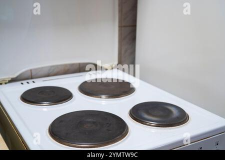 Vecchia stufa elettrica sporca. Punti di ingrassaggio. Vista dall'alto Foto Stock