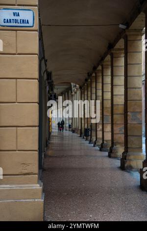 Vista sulla vecchia strada con portici (strada maggiore) a Bologna, Italia. 05.01.2024 Foto Stock