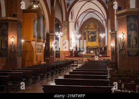 Navata principale della chiesa di San Giovanni in Monte. Vista interna della Chiesa di San Giovanni in Monte, Bologna, Italia 05.01.2024 Foto Stock