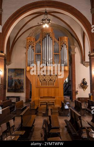 Navata principale della chiesa di San Giovanni in Monte. Vista interna della Chiesa di San Giovanni in Monte, Bologna, Italia 05.01.2024 Foto Stock