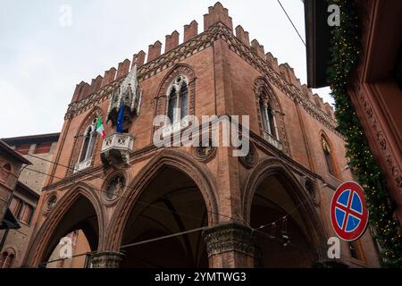 Palazzo della Mercanzia del XIV secolo o Palazzo della Mercanzia nel centro storico di Bologna, Italia 05.01.2024 Foto Stock