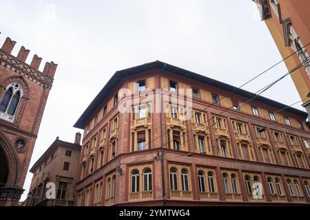 Palazzo della Mercanzia del XIV secolo o Palazzo della Mercanzia nel centro storico di Bologna, Italia 05.01.2024 Foto Stock