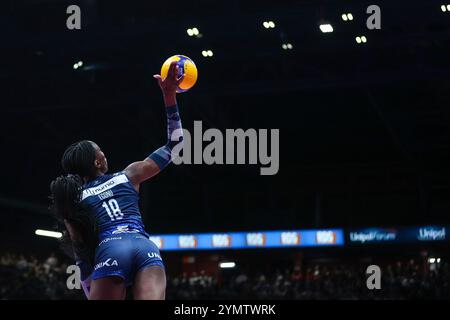 Assago, Italien. 22 novembre 2024. Paola Egonu #18 della Numia vero Volley Milano vista in azione durante la partita femminile di Volley serie A 2024/25 tra Numia vero Volley Milano e Prosecco Doc Imoco Conegliano all'Unipol Forum. Punteggio finale Numia vero Volley Milano 0 | 3 Prosecco Doc Imoco Conegliano credito: dpa/Alamy Live News Foto Stock