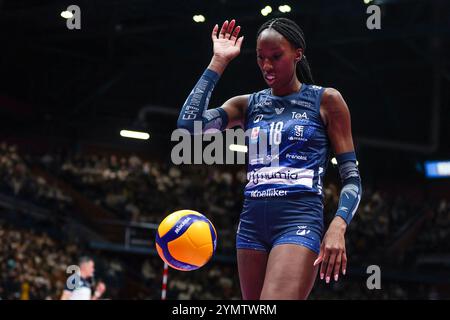 Assago, Italien. 22 novembre 2024. Paola Egonu #18 della Numia vero Volley Milano vista in azione durante la partita femminile di Volley serie A 2024/25 tra Numia vero Volley Milano e Prosecco Doc Imoco Conegliano all'Unipol Forum. Punteggio finale Numia vero Volley Milano 0 | 3 Prosecco Doc Imoco Conegliano credito: dpa/Alamy Live News Foto Stock