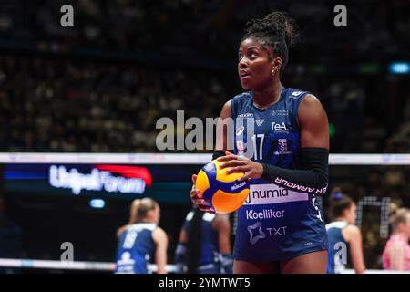 Assago, Italien. 22 novembre 2024. Myriam Sylla #17 della Numia vero Volley Milano vista in azione durante il match femminile di Volley serie A 2024/25 tra Numia vero Volley Milano e Prosecco Doc Imoco Conegliano all'Unipol Forum. Punteggio finale Numia vero Volley Milano 0 | 3 Prosecco Doc Imoco Conegliano credito: dpa/Alamy Live News Foto Stock