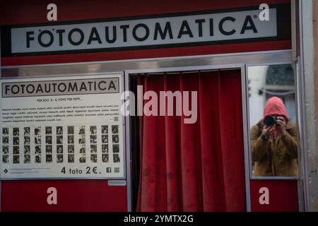 Fotografo che scatta selfie al chiosco fotografico di fotoautomatica San Frediano Firenze Italia 06.01.2024 Foto Stock