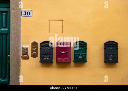 Vecchie cassette postali d'epoca sulla splendida facciata di un edificio residenziale a Firenze, Italia. 06.01.2024 Foto Stock