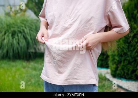 La donna indossava una t-shirt sfregata. Foto Stock