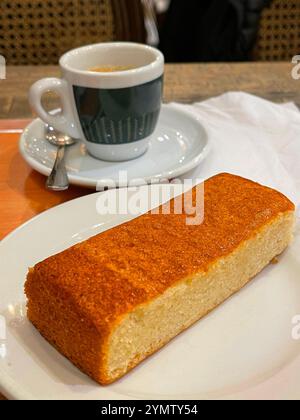 Torta alle mandorle e tazza di caffè. Foto Stock