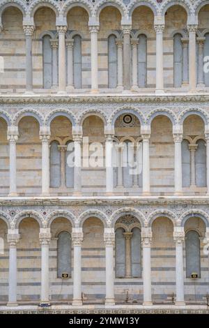 Cattedrale medievale dell'Arcidiocesi di Pisa, intitolata a Santa Maria Assunta, vista dal battistero di San Giovanni. Dettagli della facciata e delle sculture Foto Stock