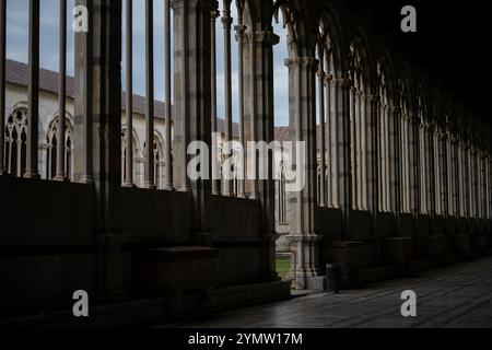 Interno del Camposanto Monumentale, l'antico cimitero e mausoleo con sculture, statue e tombe nella Piazza dei Miracoli di Pisa. Foto Stock