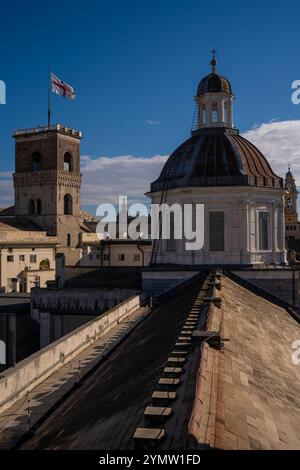 Cattedrale di San Lorenzo, (Cattedrale di San Lorenzo), vista sulla cupola e sulla città dal tetto della torre della cattedrale di Genova, Italia 09.01.2024 Foto Stock