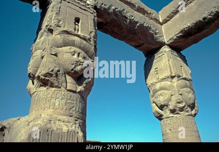 Particolare, colonne, chiosco di Hathor sul tetto del tempio, complesso del tempio, Dendera, valle del Nilo, Egitto, settembre 1989 Foto Stock