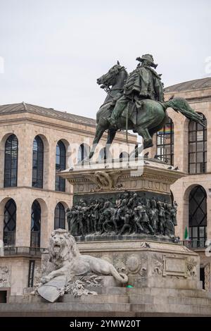 Statua equestre del re Vittorio Emanuele II di Milano, re di Sardegna. Situato di fronte al Duomo di Milano in Piazza del Duomo. Milano, Italia Foto Stock