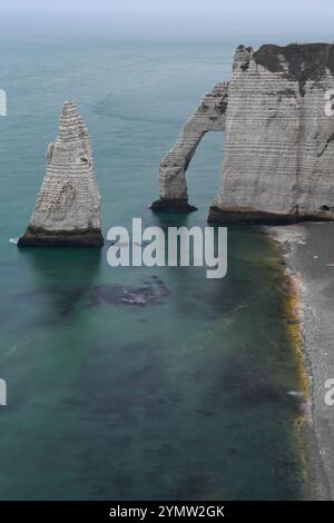 022 Aiguille Creuse Needle and porte and Falaise d'Aval Cliff and Arch, vista verso nord-est all'alba dalla cima dell'Arco di Manneporte. Etretat-Francia. Foto Stock