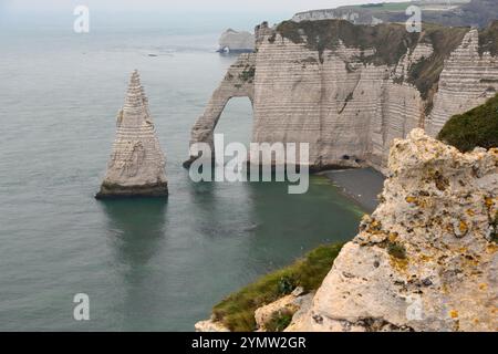 025 Falaise Manneporte Cliff-porte d'Aval Arch-Aiguille Creuse Needle visto dalla cima dell'Arche Manneporte Arch, porte d'Amont Arch sul retro. Etretat-Francia Foto Stock