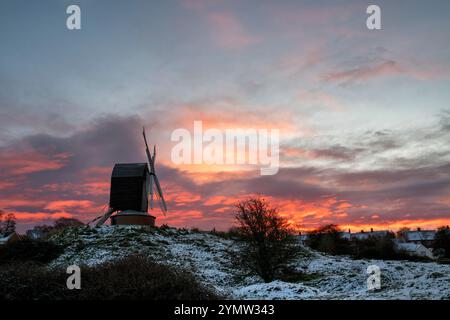 Alba invernale al Brill Windmill. Buckinghamshire, Inghilterra Foto Stock