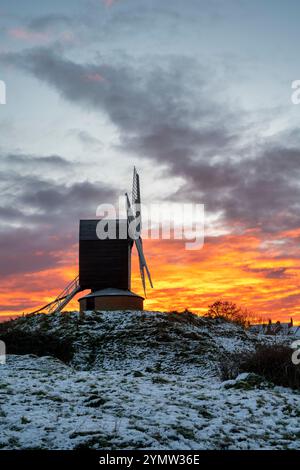 Alba invernale al Brill Windmill. Buckinghamshire, Inghilterra Foto Stock