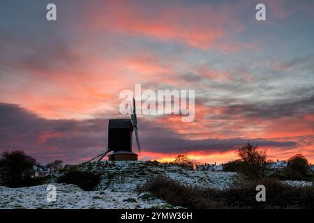 Alba invernale al Brill Windmill. Buckinghamshire, Inghilterra Foto Stock