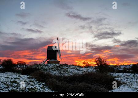 Alba invernale al Brill Windmill. Buckinghamshire, Inghilterra Foto Stock